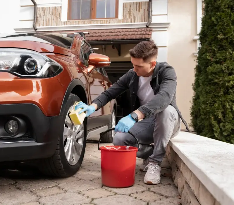 Lavage auto à domicile Cazaubon : professionnel intervenant sur un véhicule